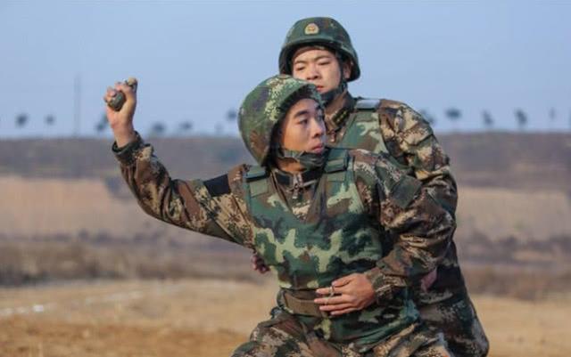 国产手榴弹扔不到这个米数就等于自杀,新兵投弹屡屡受挫!
