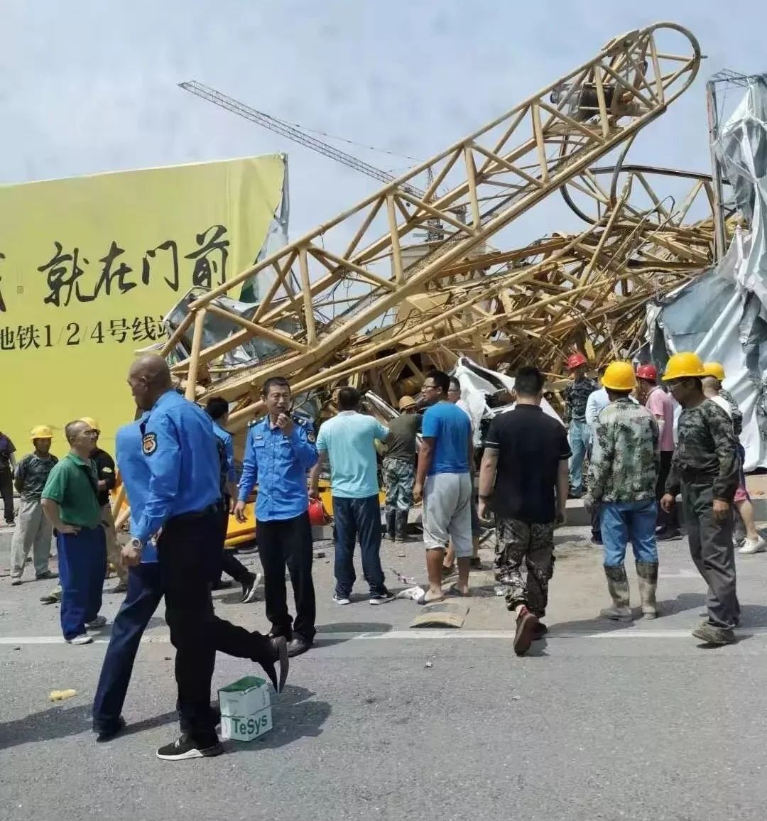 工地塔吊突然倒塌,万斤钢铁瞬间倒地!悲剧!_事故