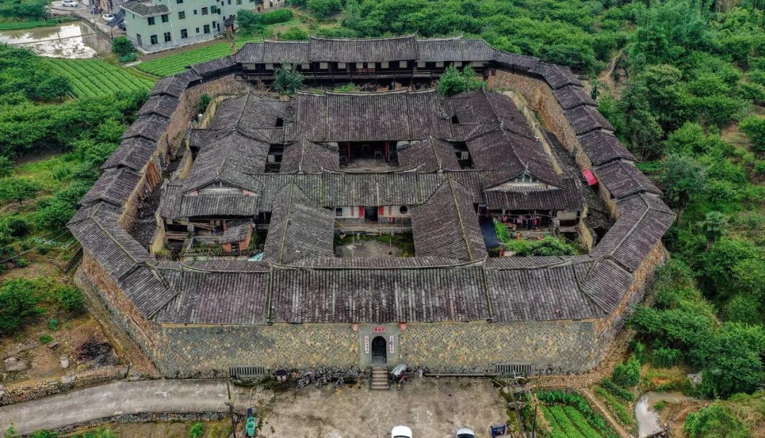 八闽大地偏居一隅,山野的风常常呼啸而过,却很少带来外面的消息.