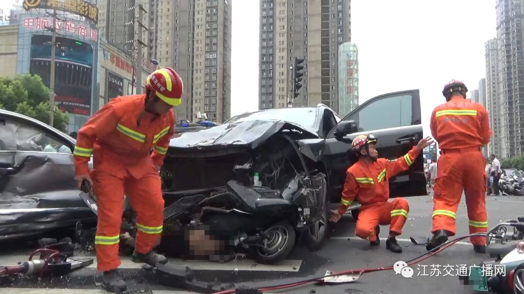 當地消防等部門正在現場進行緊急救援對此次慘烈車禍,深感痛心!