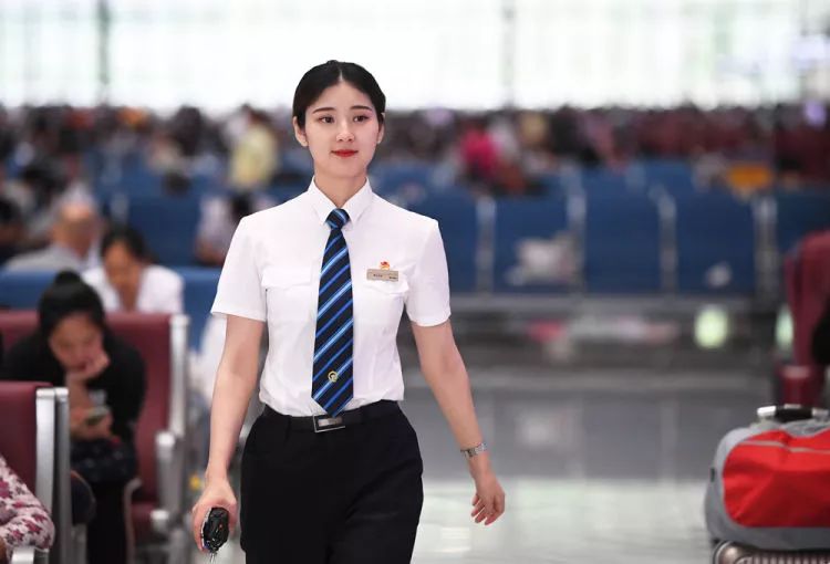 青春故事90后客运员做旅客的贴心人