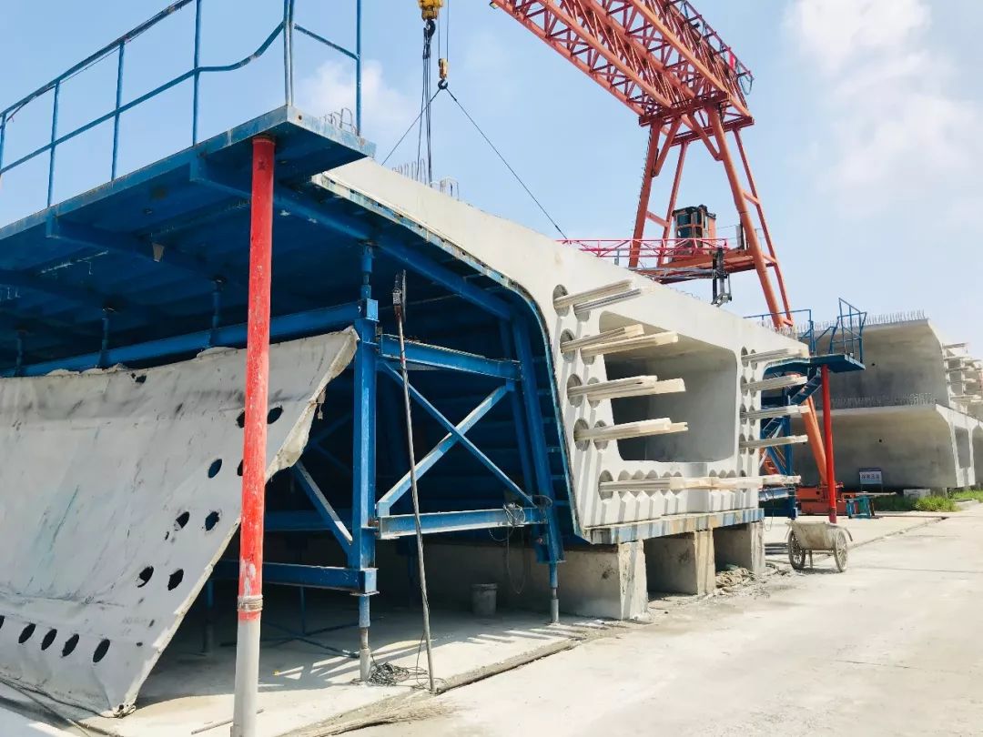 左手边存梁区总共设置了63个双层存梁台座,右手边制梁区设置8个制梁台