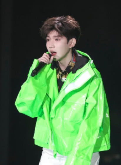 王源现身舞台造型青春元气满满荧光绿上衣搭白色长裤太吸睛