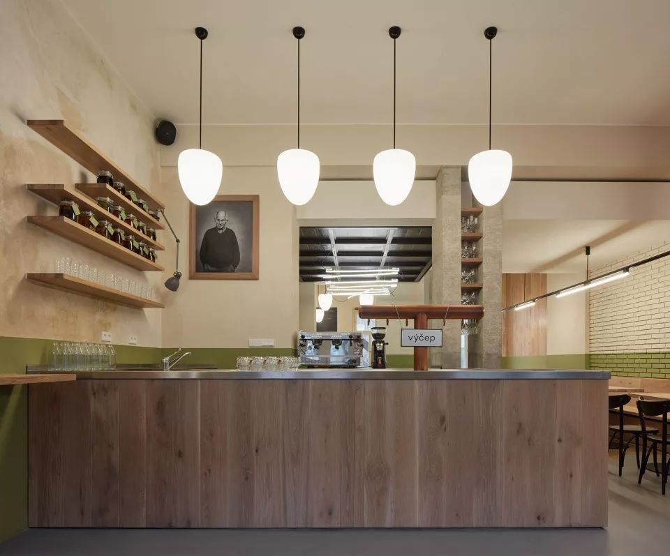 ▼入口吧台区域▼餐厅概览vy00ep餐厅位于布拉格vinohrady区的一间