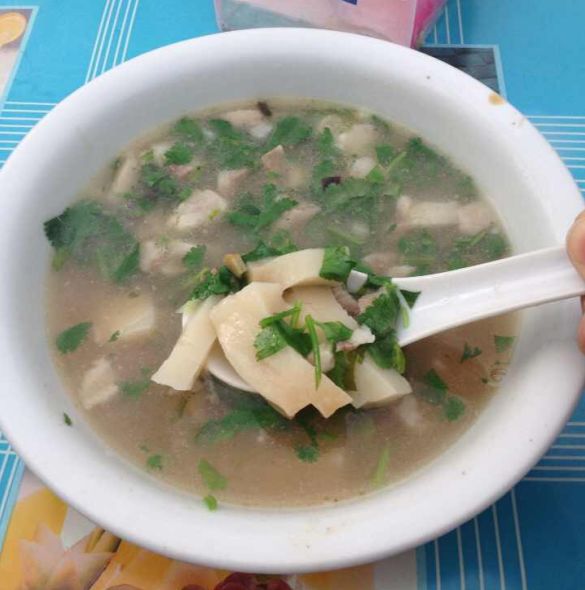 桥墩的美食多得让小编不得不再提,这家的九层糕在小编记事起便已存在