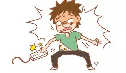 此时孩子们千万不要直接徒手救人,并逐渐抽搐倒地,此人可能已触电.