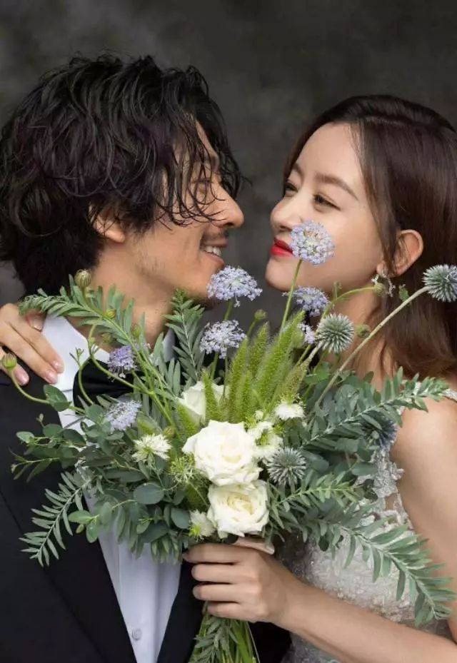 著名彝族演员江奇霖和演员周奇奇举行婚礼,彝族婚纱照刷遍了朋友圈.