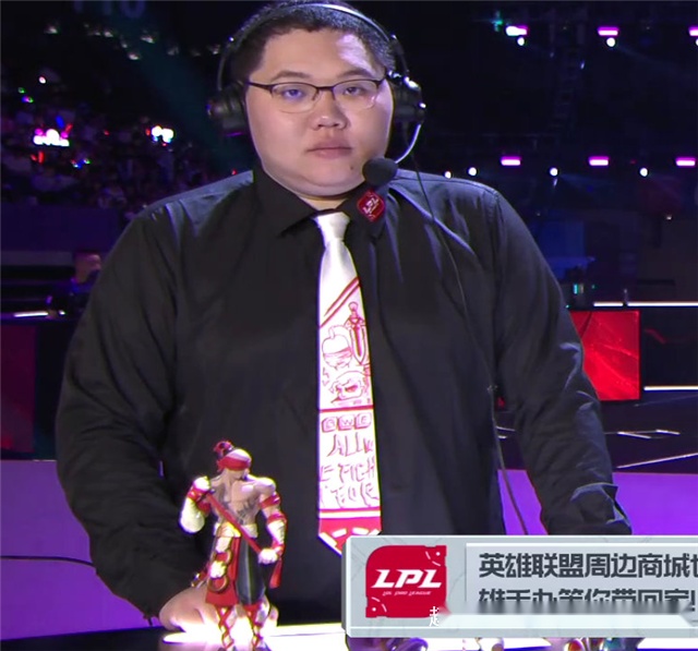 pdd减肥成功!垂涎已久的西装终于穿上身,网友:地p歪了