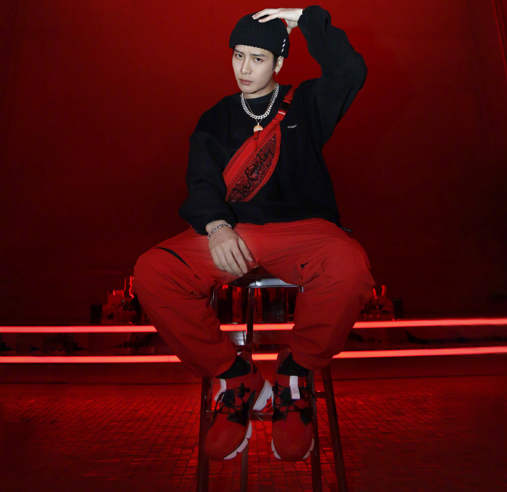 原创嘻哈气质男友王嘉尔,全身黑色系穿搭,冷酷又运动的时尚