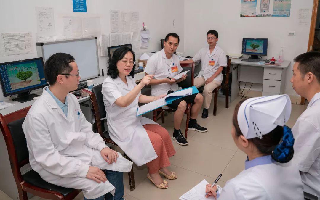 健康扶贫青春行带着博导去下乡交大医学院专家博士团