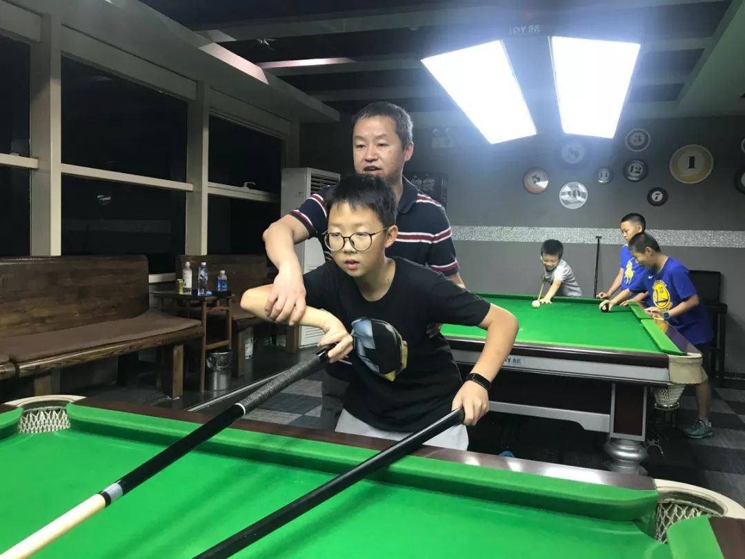 喜爱台球的小伙伴们看过来社区台球班开课啦