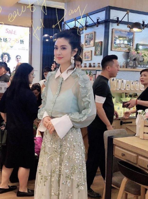 毕莹满是沧桑与友人聚餐,对比洪欣打扮精致太多,输赢都写在脸上