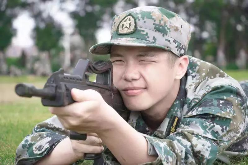 教官爆照你们的教官有纪有律还很帅