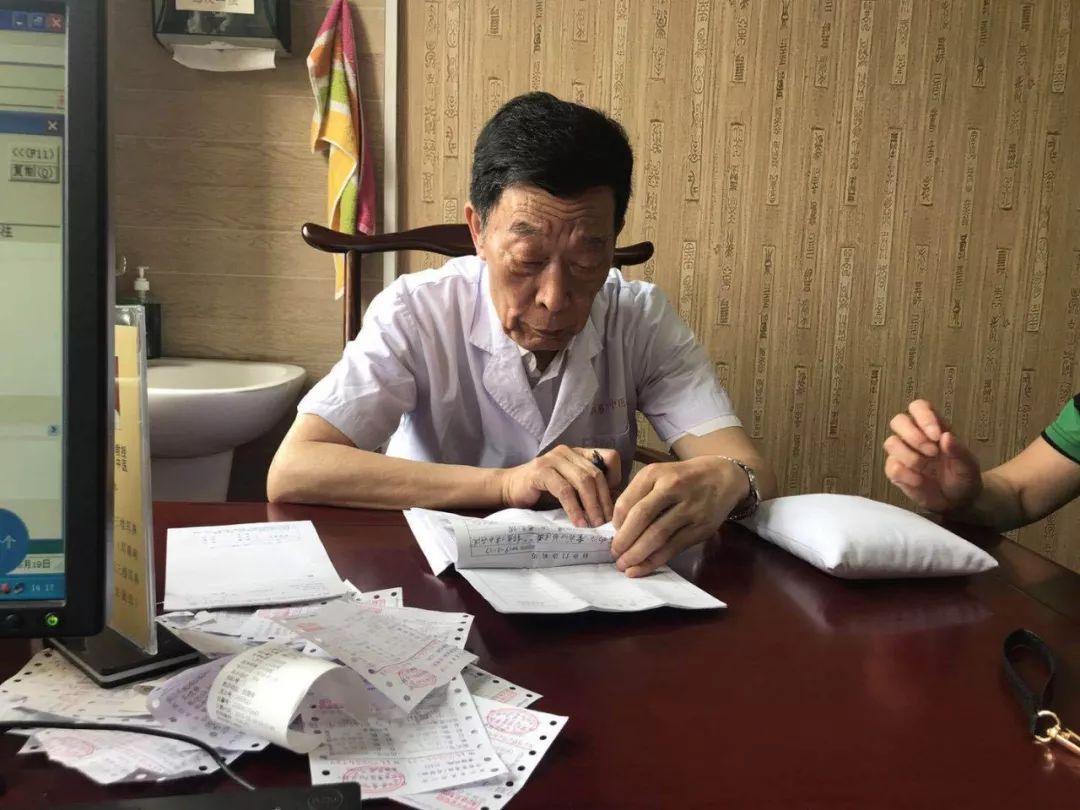 7月21日上午陈国丰主任医师来桐中医坐诊