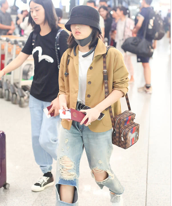 原创张子枫白色t恤外卡其色小西装单肩背包干练帅气 个性穿搭很拉风