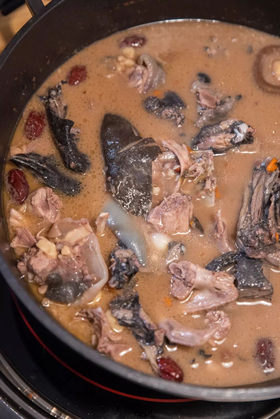 即海里游的甲鱼,陆地跑的乌鸡,天上飞的鸽子,再加上薏米,红枣,香菇等