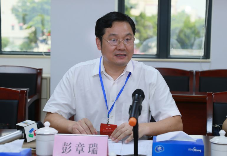 深入一线履职彭章瑞与基层人大代表视察黑臭水体治理工作