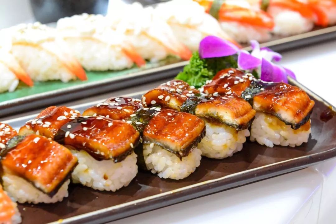 plus的胃都已经准备好了~当然要吃个够平时不舍得点的鳗鱼寿司鳗鱼