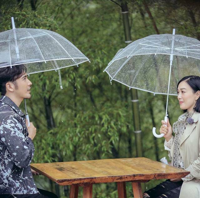 钟丽缇与张伦硕雨中相视而笑画面唯美迷人