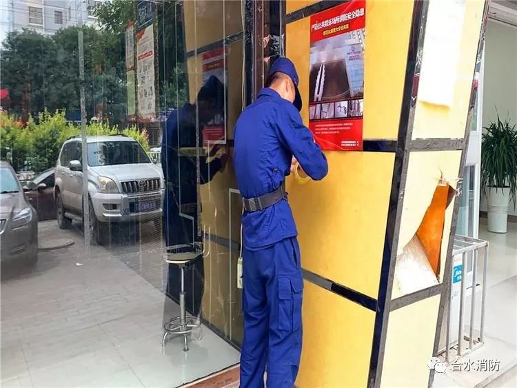 合水县消防救援大队广泛张贴消防宣传海报全力助阵夏季消防安全工作