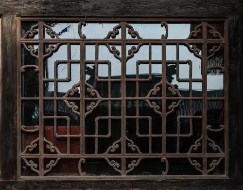 古代纸窗一捅就破?面对狂风暴雨怎么办_窗户