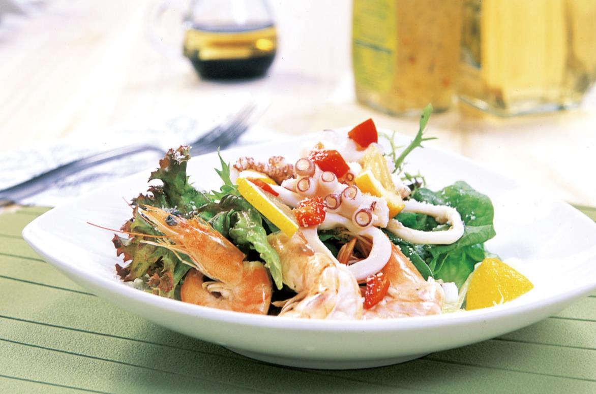 什锦沙拉有了海鲜的存在成菜更加鲜美吃上一口如同在海边