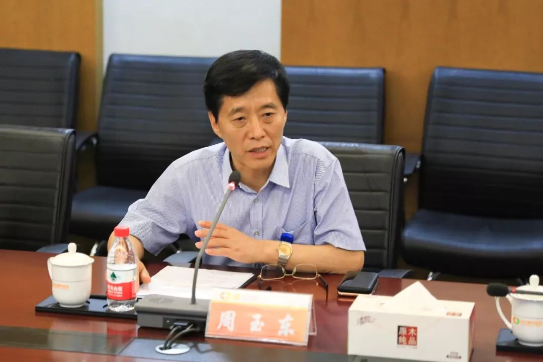 管理部总经理,阳光融和医院党委书记,院长周玉东围绕调研组的调研课题