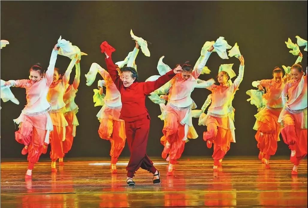 东北秧歌舞蹈造型图片图片
