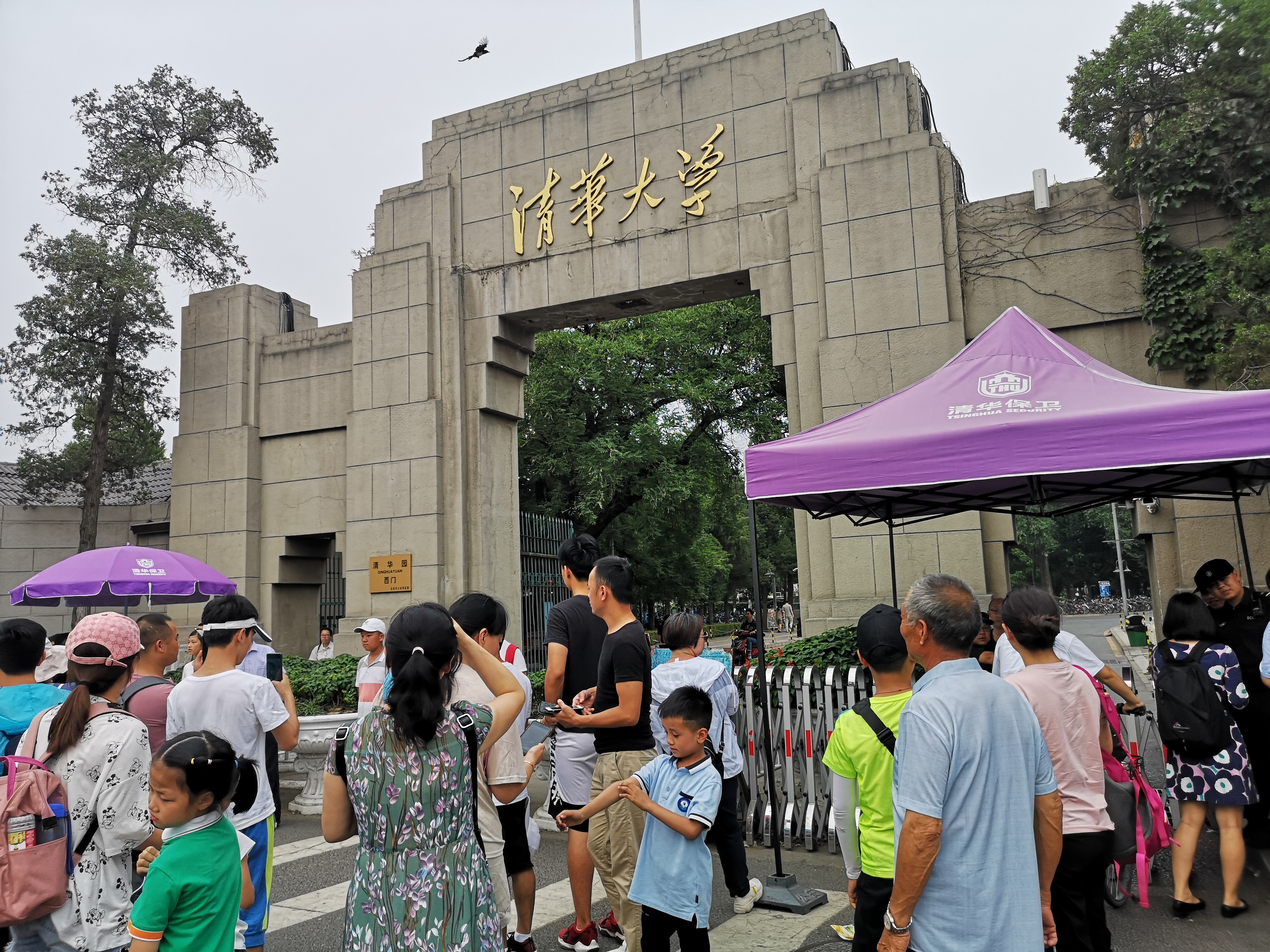 农村女孩没考上清华大学特意飞到北京去清华门口拍照