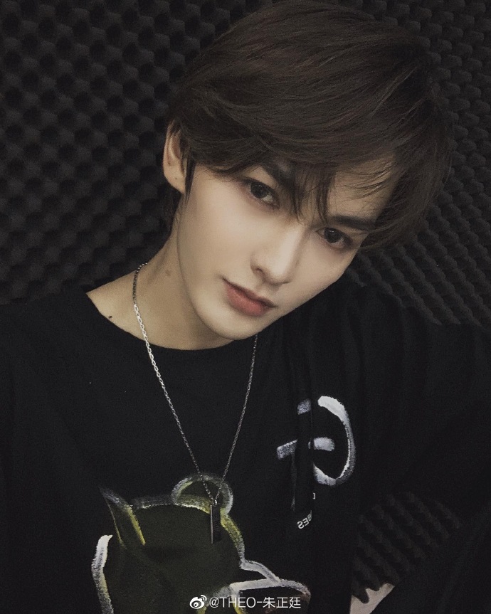 朱正廷更新微博一则 听说贝贝在干一件大事!