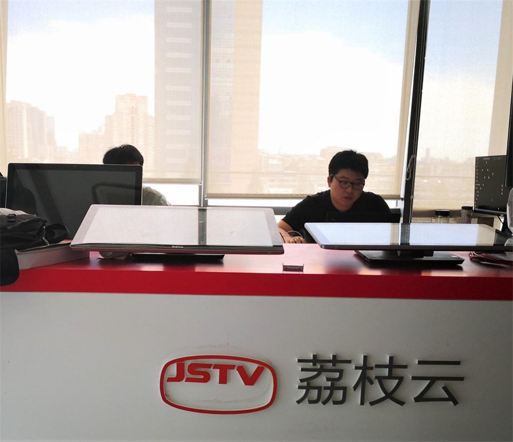 如果你仔细观察江苏卫视的台标,它酷似一串红红的荔枝,所以江苏卫视也