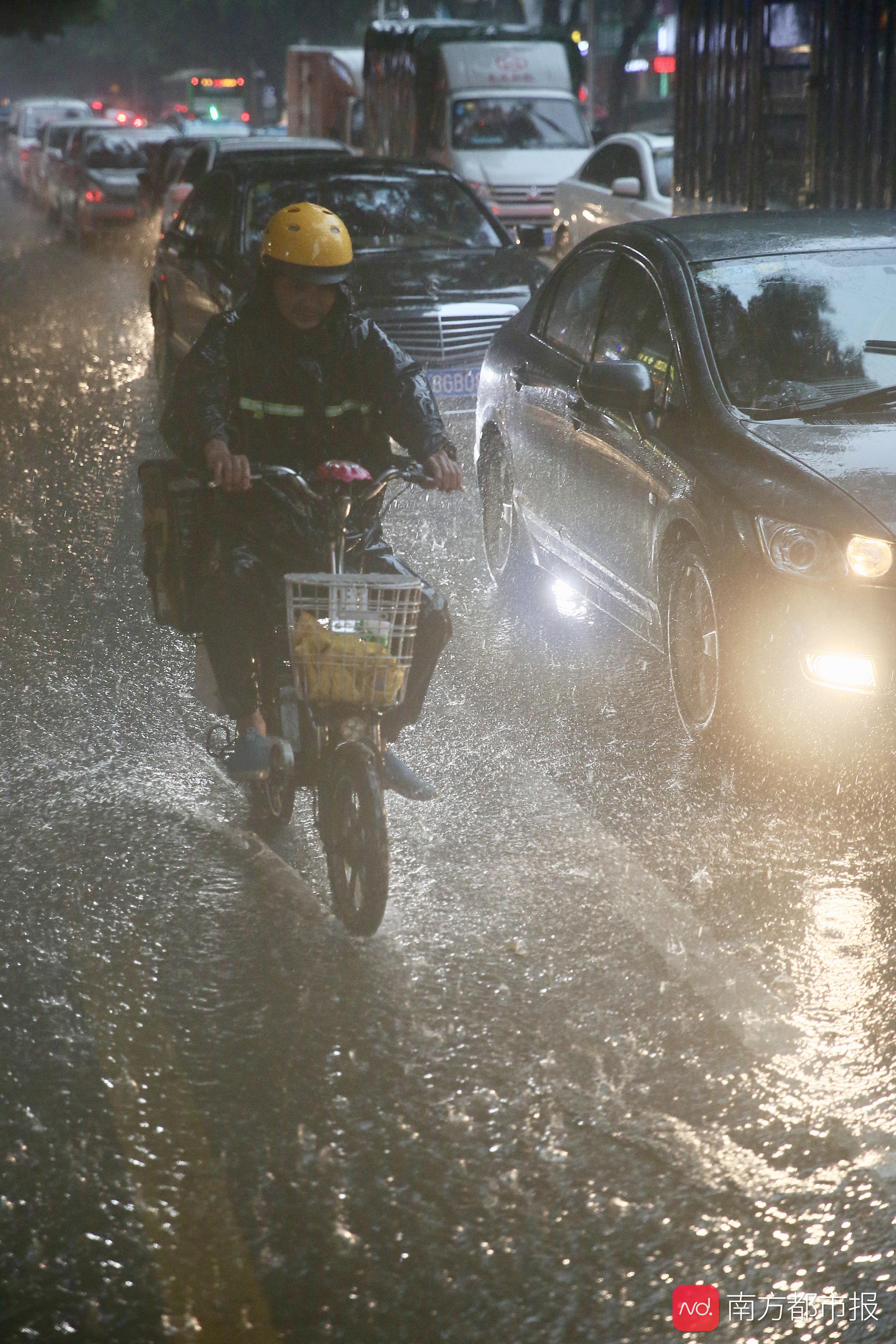 风吹日晒雨淋电闪雷鸣在赶路养活你的外卖可能来自他