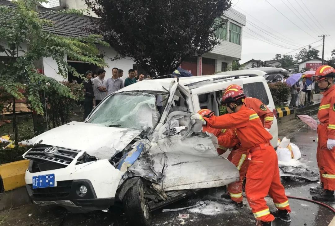 关镇万岭村附近发生一起交通事故,一辆通村客车与一辆面包车迎面相撞