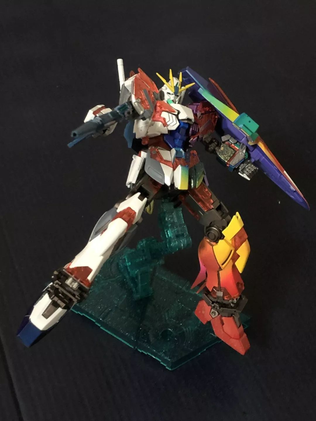 涂鸦风格,彩虹配色narrative高达