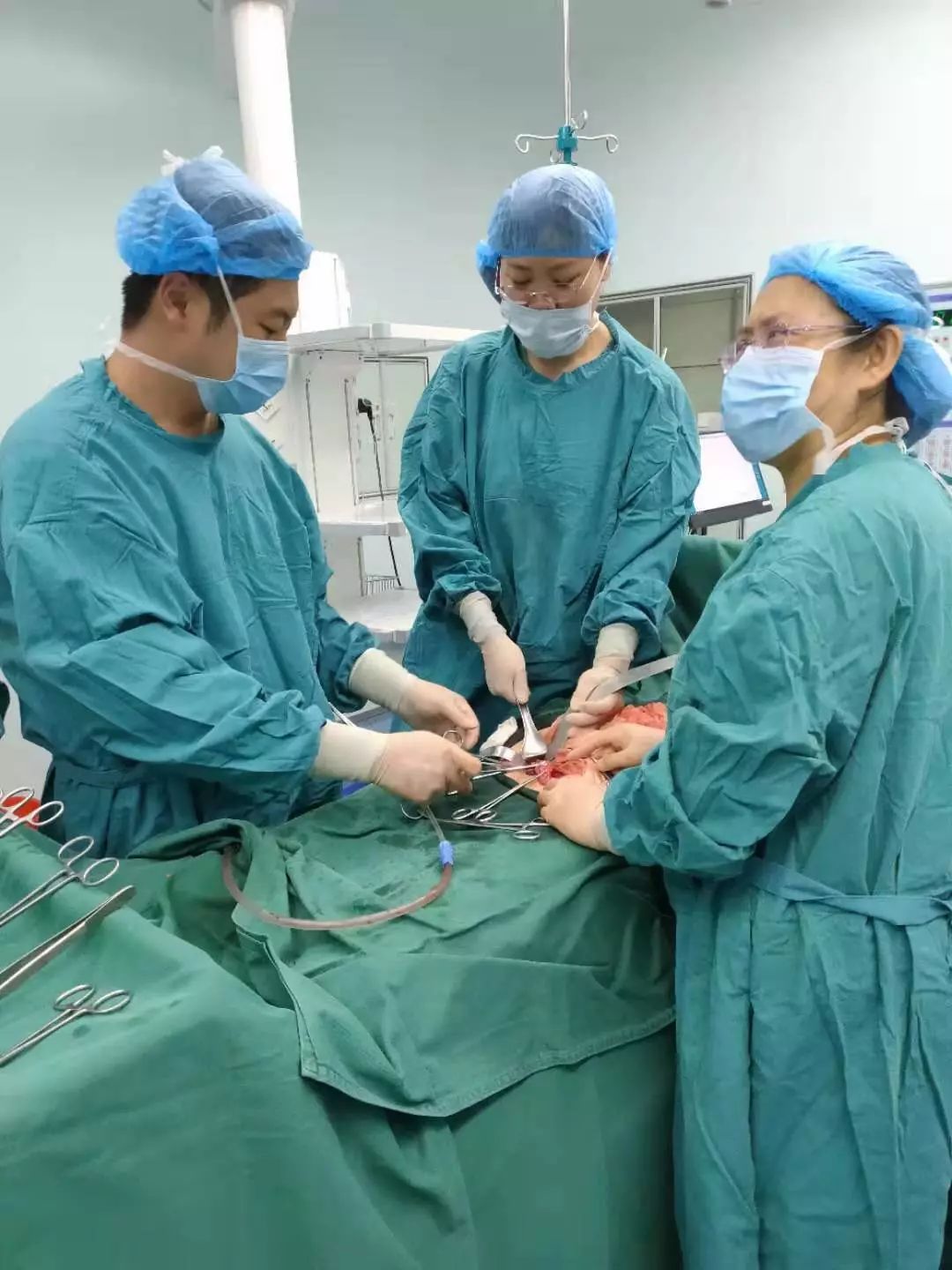 呼市妇幼保健院外科医生为生产孕妇开展阑尾切除手术