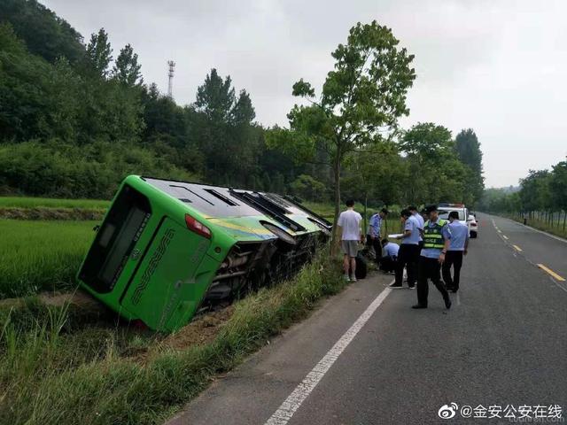 六安一公交车侧翻!车上有人员被困