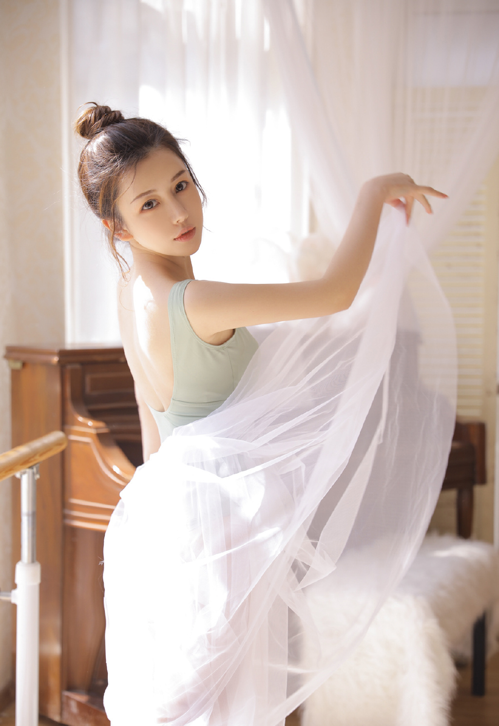 性感美女时尚写真,清纯甜美好看丸子头芭蕾舞裙皮肤白皙,漂亮吸睛!