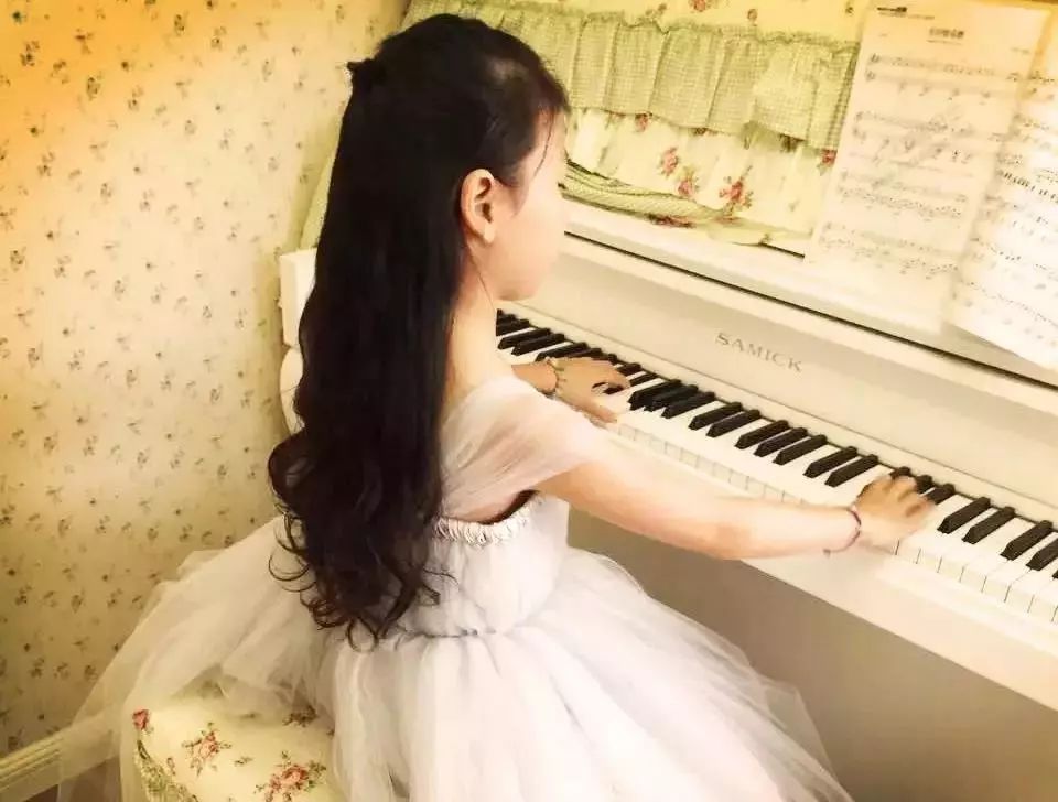 钢琴表演发型女孩图片图片