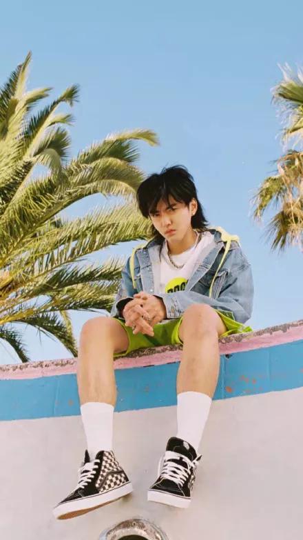 《大碗宽面》心态回归,凡式穿搭重新定义嘻哈时尚!_吴亦凡