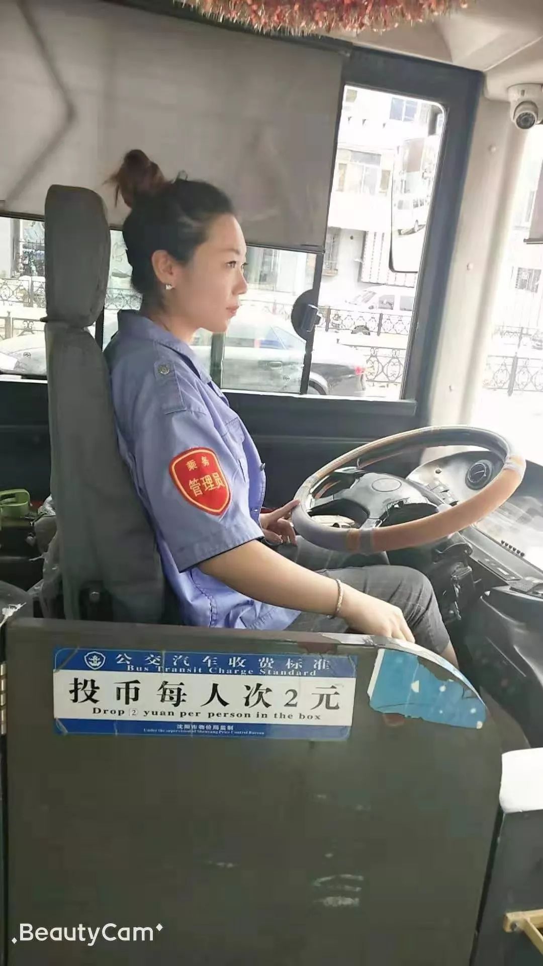 女司机开公交车图片