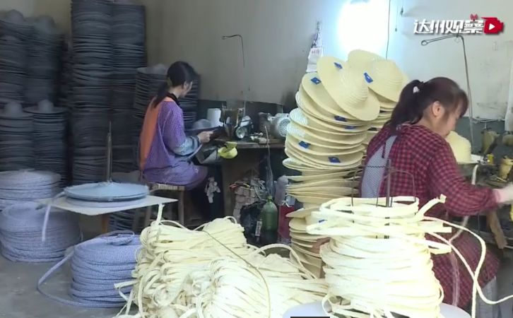 目前,全镇有草帽厂15家,小规模零星业主约50家,年产草帽200万顶,年