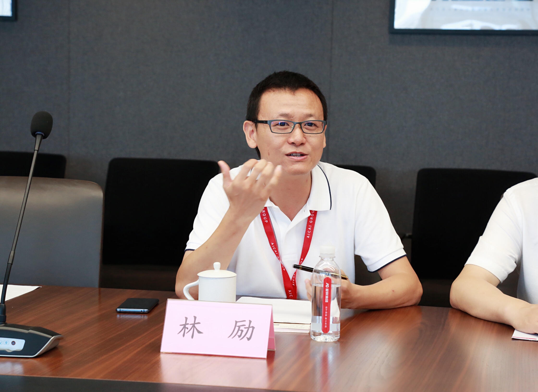 在座谈会上,林励向来访一行展示了集团产品,业务逻辑,金融科技能力等