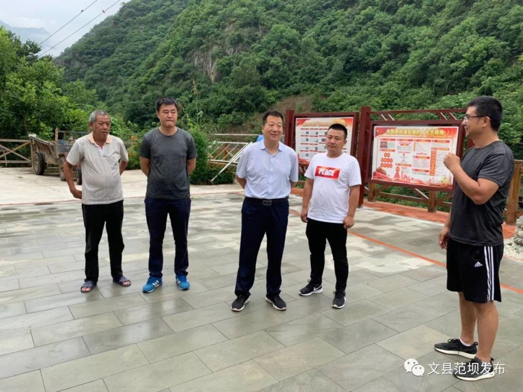 刘忠福在范坝镇督查脱贫攻坚,拆危治乱等当前重点工作