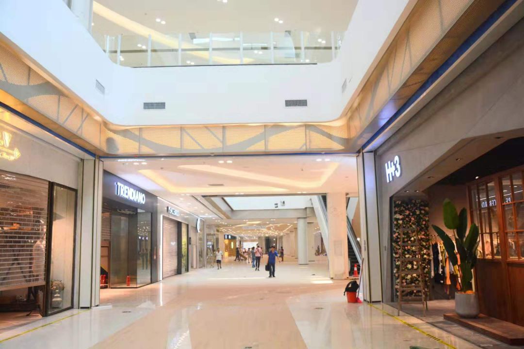 位于吉之岛旧址大融城今日试业发生以下一幕