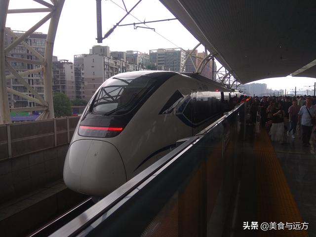乘坐天府号城铁从成都去都江堰只要二十多分钟