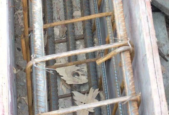 柱钢筋有偏位较大的,钢筋处理不当或未及时回位,导致一侧或两侧保护层