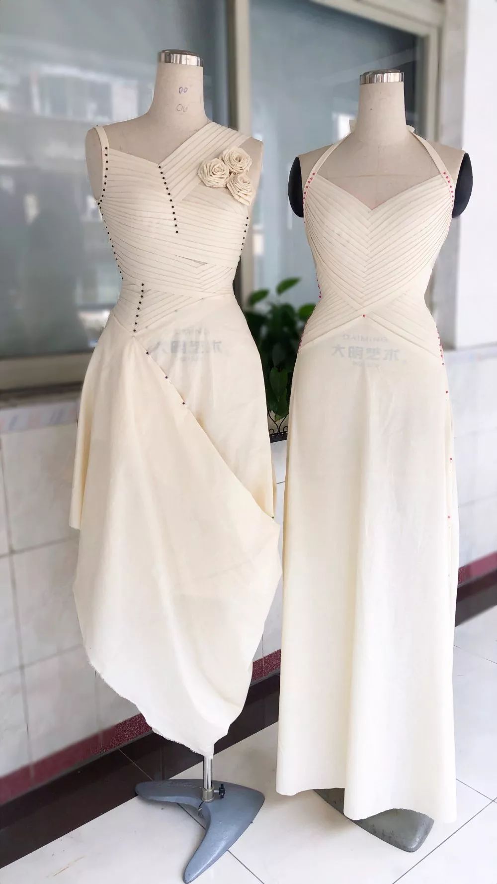 立体裁剪素有服装"软雕塑"之称,是服装设计的一种造型手法,其方法是