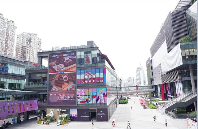 一路地贴指引从新光天地走到新光里