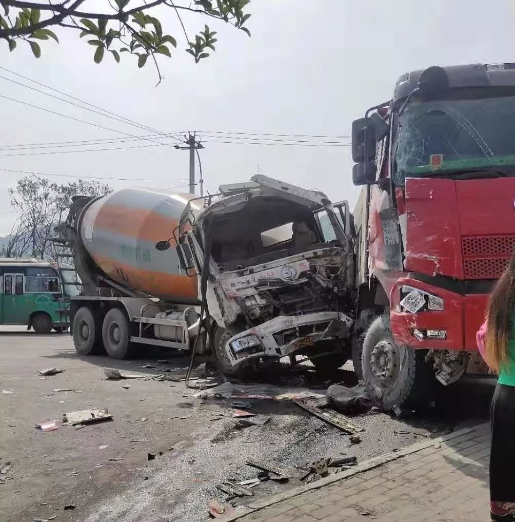 现场图片可见,两车受损都十分严重,罐车车头都撞瘪,比起罐车的惨状,大