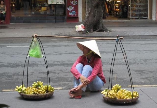 越南美女在街头卖东西商品五花八门其中一样让中国游客害羞